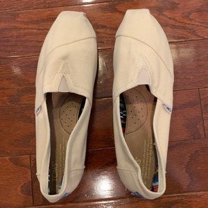 Brand new TOMS!
